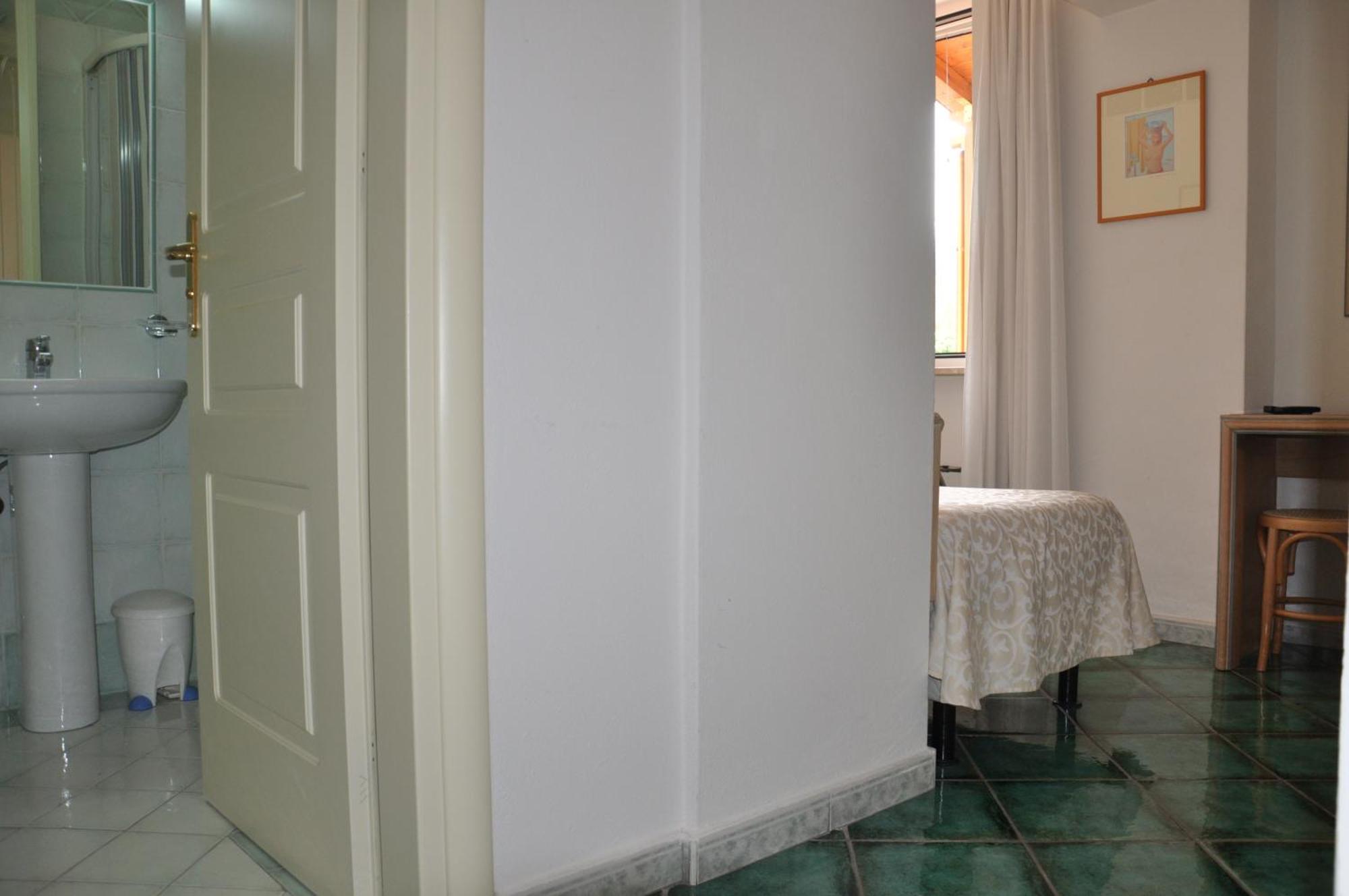 Hotel La Marticana Ísquia Quarto foto